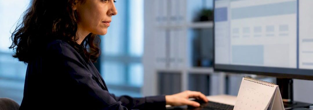 Payroll specialist reviewing Portuguese subsidy payment